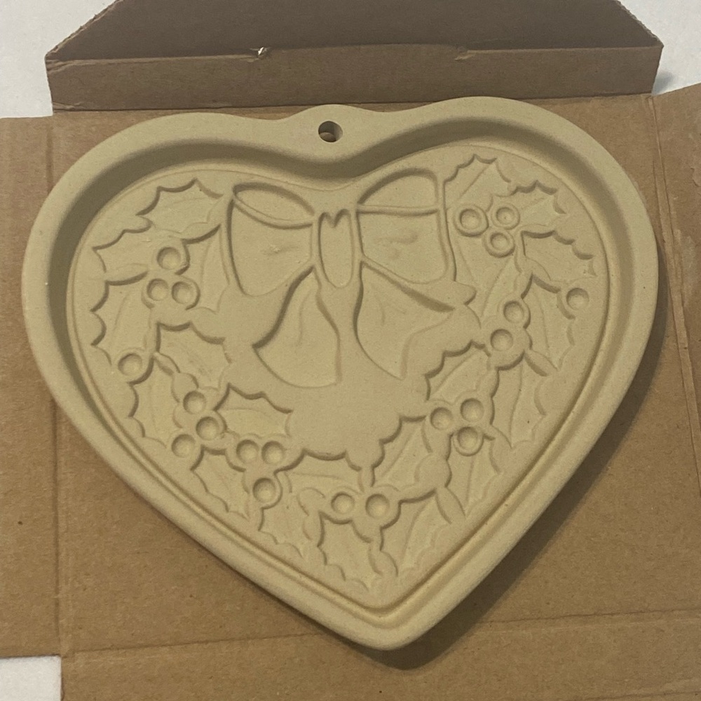 Pampered Chef Heart Shaped Winter Wreath Stoneware Mold 2003